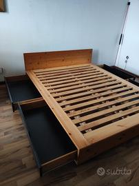 Letto matrimoniale Ikea con 4 cassetti.