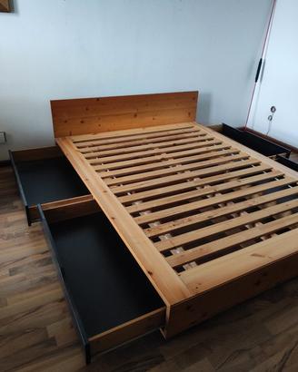 Letto matrimoniale Ikea con 4 cassetti.