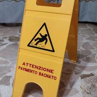 Pulizie Cartello attezione Pavimento Bagnato