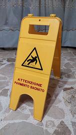 Pulizie Cartello attezione Pavimento Bagnato