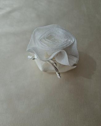 N.27 sacchetti in organza con rosa colore panna 
