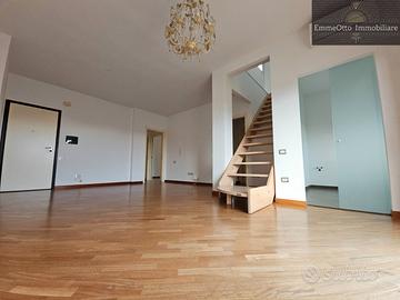 Elegante bilivelli ultimo piano