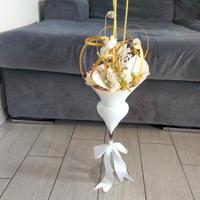 vaso in ceramica bianco con composizione di rose