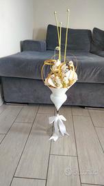 vaso in ceramica bianco con composizione di rose