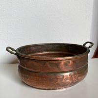 Ciotola ovale vintage con manici in rame