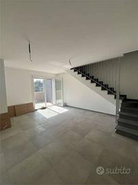Appartamento di 280 m² con 5 locali e box auto a R