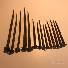 Chiodi antichi in ferro battuto
