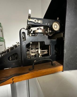 Macchina da acrivere olivetti