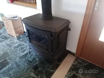STUFA A LEGNA IN GHISA