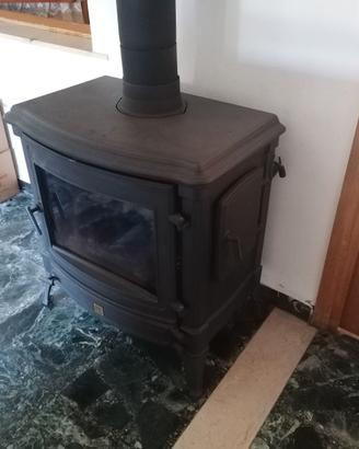 STUFA A LEGNA IN GHISA