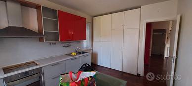 Cucina laccata con armadio dispensa e tavolo 