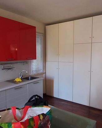 Cucina laccata con armadio dispensa e tavolo 