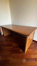 Scrivania grande in legno