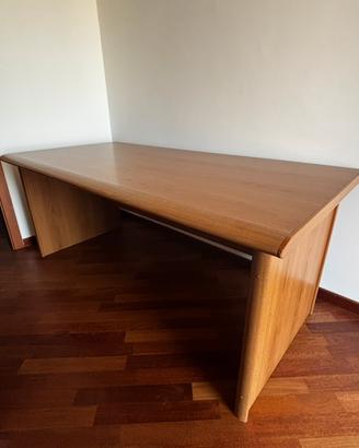 Scrivania grande in legno