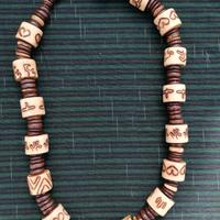 Collana in semi/cocco/legno
