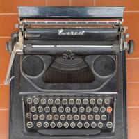 Macchina da scrivere Everest mod.90