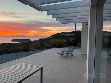 Villa sospesa tra cielo e mare