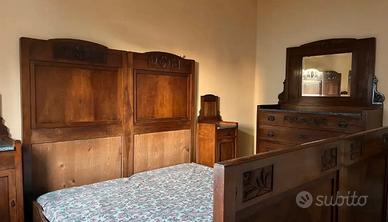 Letto matrimoniale in legno antico