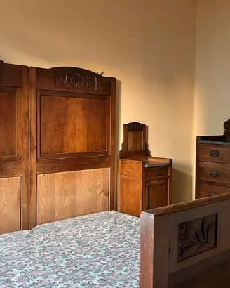 Letto matrimoniale in legno antico