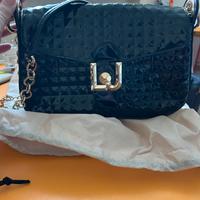 Borsa a tracolla Liujo nera lucida e catena oro