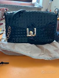 Borsa a tracolla Liujo nera lucida e catena oro