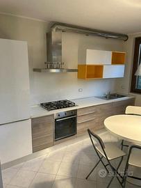 Cucina completa con penisola