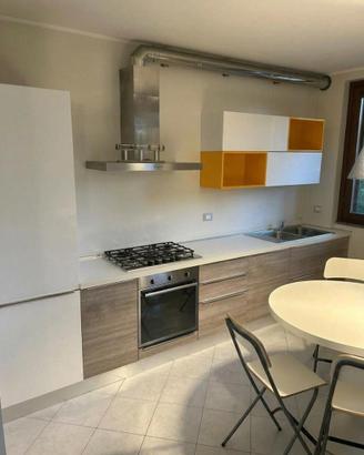 Cucina completa con penisola