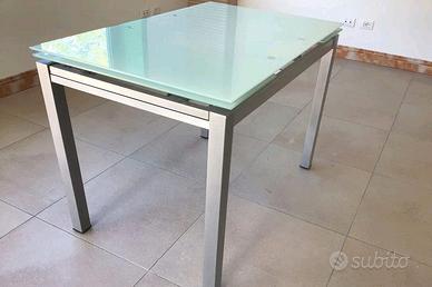 NUOVI TAVOLI CON PIANO IN VETRO TEMPERATO