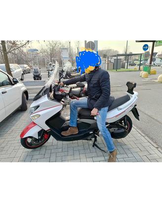 SCOOTER IN BUONE CONDIZIONI. BATTERIA NUOVA