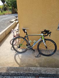 bicicletta da corsa in carbonio 