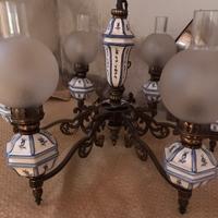 Antico lampadario con particolari in porcellana