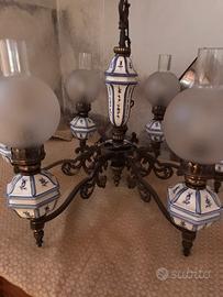 Antico lampadario con particolari in porcellana