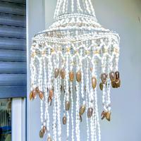 Lampadario di conchigliette fatto a mano 