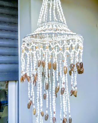 Lampadario di conchigliette fatto a mano 