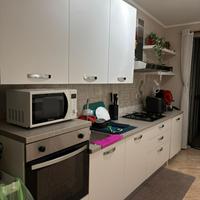 Cucina compresa di elettrodomestici e lavatrice