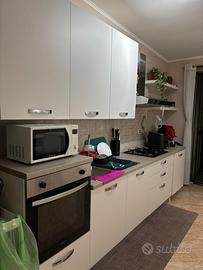 Cucina compresa di elettrodomestici e lavatrice