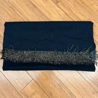 Stola nera con frange dorate