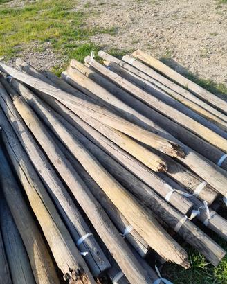 Pali in legno pino trattato.