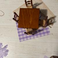 Tavolo con sedie in legno in miniatura