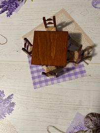 Tavolo con sedie in legno in miniatura