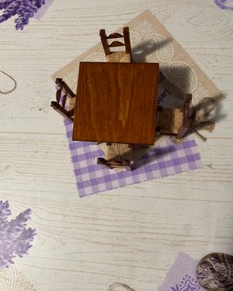 Tavolo con sedie in legno in miniatura