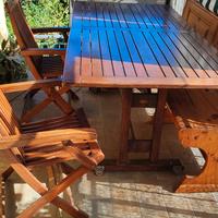 Tavolo e sedie da esterno in tek