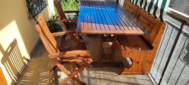 Tavolo e sedie da esterno in tek