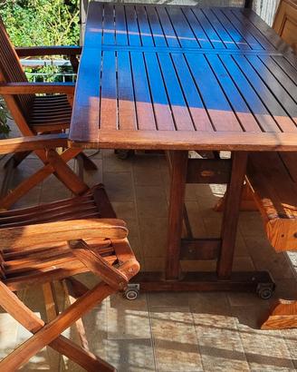 Tavolo e sedie da esterno in tek