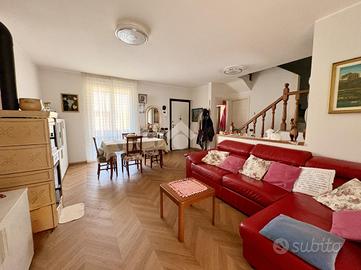 VILLA A SCHIERA A VERDELLINO