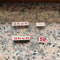 LEGO bianchi con il logo "Shell" stampato in rosso