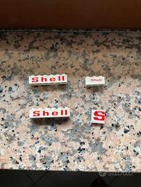LEGO bianchi con il logo "Shell" stampato in rosso