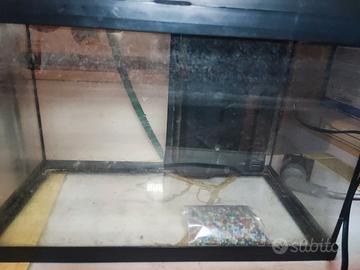 Acquario con accessori da riparare  38,5x24x19 cm