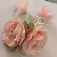 Pinzetta di Fiori di raso rosa per Comunione