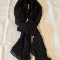 Sciarpa nera con cuori grigi